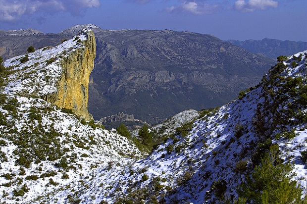 Alicante snowy hiking trail